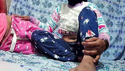 Sri Lankalı anne ve baba ormanda seks yapıyor 2765