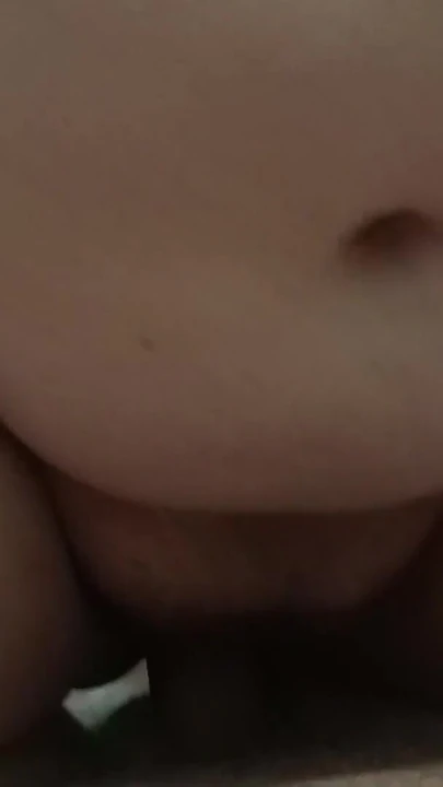 Olgun milf genç bir adamla anal seks yapar ve anal anal alır. | Klip 1