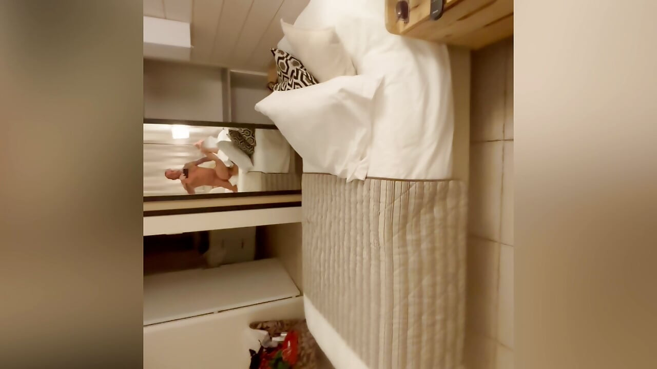 Bir otel odasında komşumla ateşli gece