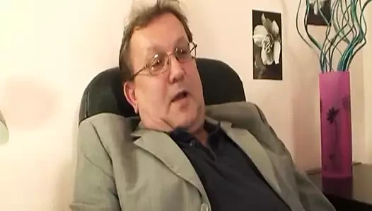 Sevimli sarışın Alman genç kız iki yaşlı adam tarafından sikiliyor