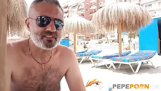 Perla olgun bir herife bir doğum günü hediyesi veriyor: MILFs MILF ile seks!