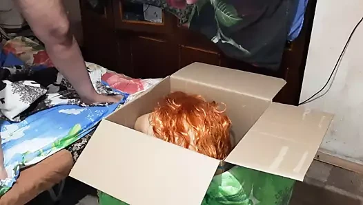 Arkadaşlarım bana orgazm veren büyük bir kutuda bir kız emretti