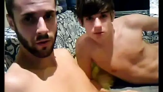 Kardeşler eğleniyor