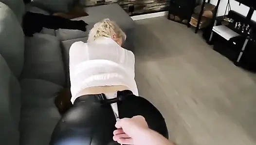 Deri pantolonumu açıyor ve vajinamı ve popomu seviyor