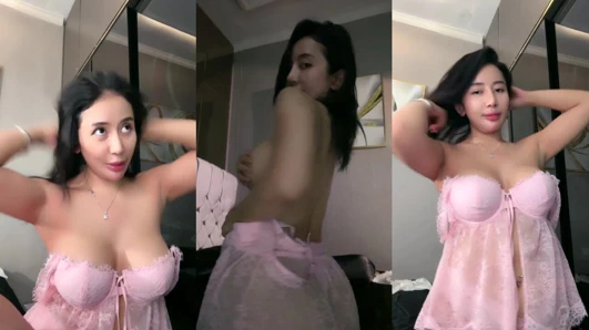 Azgın ıslak ve dağınık kız kabarık amcığını gösteriyor