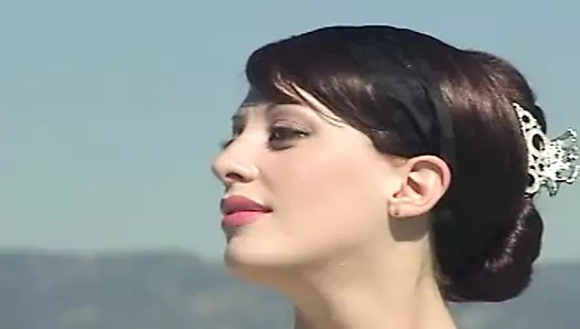 Minyon lezbo bebek büyük memeli orta yaşlı seksi sürtük tarafından yalanıyor