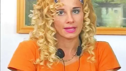 Almanya'dan ince sarışın bir piliç sert bir çubuğa atlamaya bayılıyor