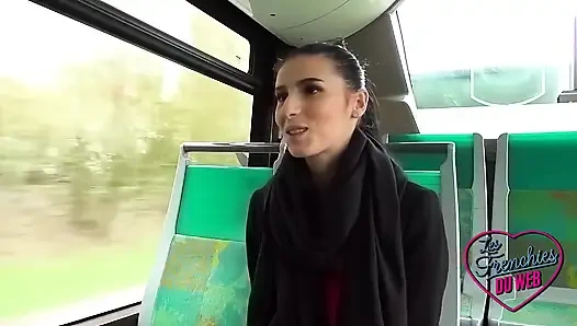 Nelly, gösteriş yapan ve otobüste sikilen yaramaz bir esmer