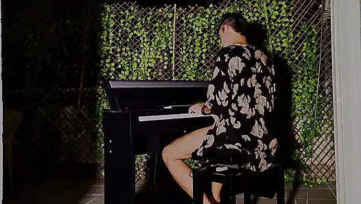 Dani piyanoyla şarkı çalmaya çalışıyor