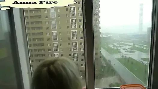 Bir komşu pencerenin dışında yağmur yağarken tuz almaya gitti