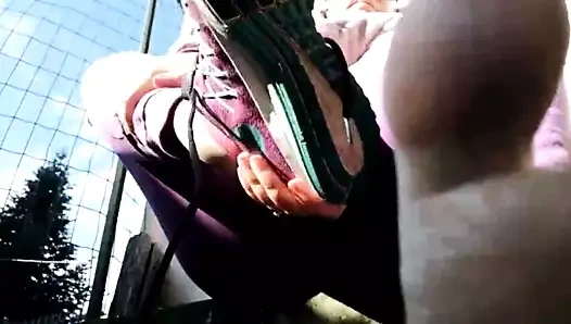 Halka açık bir bahçede terli ayaklarıma ve kirli çoraplarıma hakim oldum