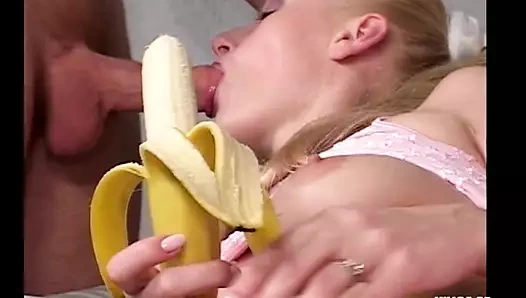 Sarışın hatun tatlı amcığını pompalatmadan önce bir muzu ve bir adamın yarağını yiyor