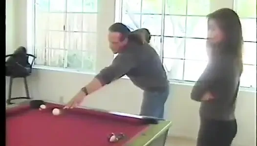 Ateşli küçük memeli Asyalı bilardo masasında yatıyor, böylece tonlu adam kıllı amını sikebiliyor