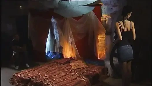 Французской красотке с темноволосыми волосами и большими сиськами Helena Karel наполнили лицо сливками после старого доброго коричневого