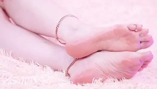 Seksi ayak fetişi video petrol ayakları yalınayak yakın çekim