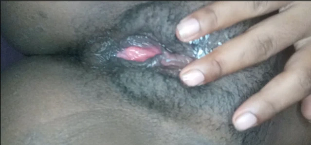 Kız mastürbasyon yapıyor ve ıslak amının lezzetli bir orgazm olduğu videosunu gönderiyor