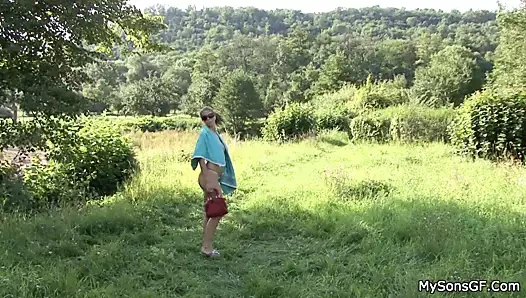 Yaşlı adam açık havada oğlunun kız arkadaşının genç amını yalıyor