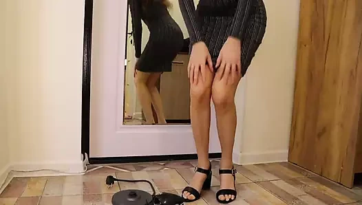 Topuklu ayakkabılar eziliyor. Elektrikli su kazanı parçaları.