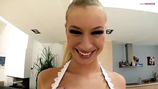 Lüks kız üçlü seks için ayırtıldı ve yarakları götüne sert sokuyor