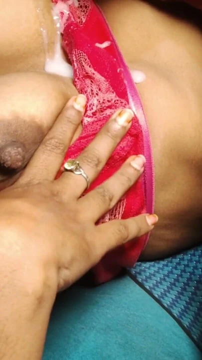 Bugün baldızım seksi bir sari içinde götünü sikiyor, tohumlar göğüslerine düştü | Klip 2