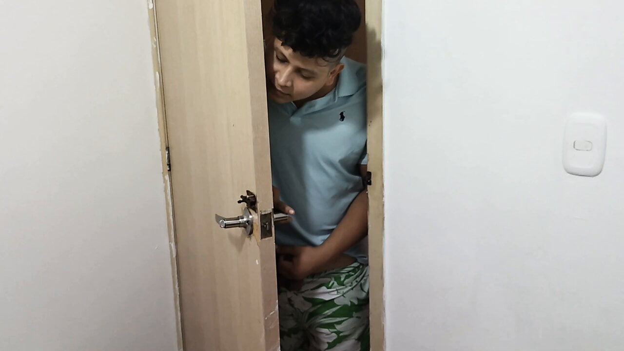 Üvey erkek kardeşimi ateşliyken beni gözetlerken yakaladım (bölüm 1)