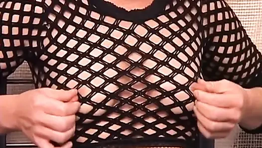 Gözleri bağlı sarışın orta yaşlı seksi kadın yarağı ve parmaklarını derine alıyor
