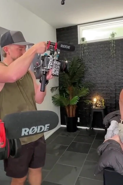 Съемка бисексуального за кулисами с огромными