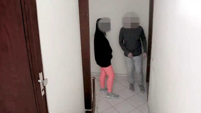 Evli kadın kaybedilmiş bahsi ödüyor. Kapı önünde oral seks.