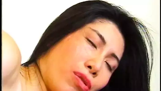 Esmer Asya fahişe kanepede bir damızlık tarafından iyi bir sikme alır