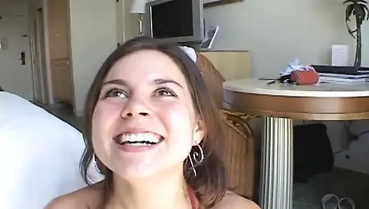 Ateşli kız sert yarak emip ağzına boşalmanın tadını çıkarıyor