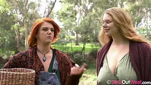 Büyük memeli lezbiyenler mantar seçiyor ve sikişiyor