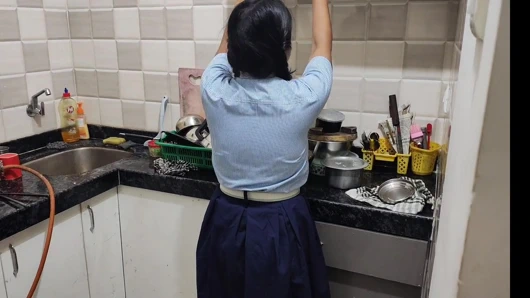 Hintli ateşli bayan evde üvey erkek kardeşiyle ilk kez seks yapıyor