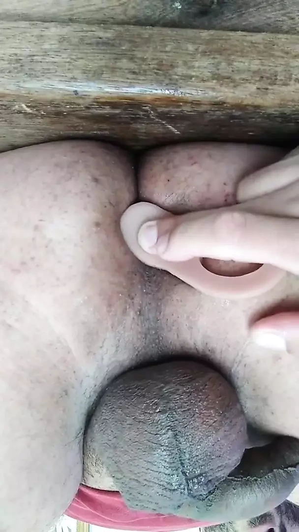 Xanvaskas teşhirci götünde götüne tıkaç ve dildoyla oynuyor