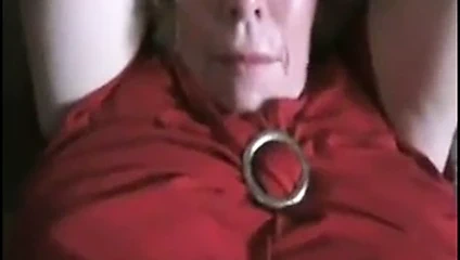 Adım anne iyi bir çiftçilik almak için pantolonunu aşağı çeker