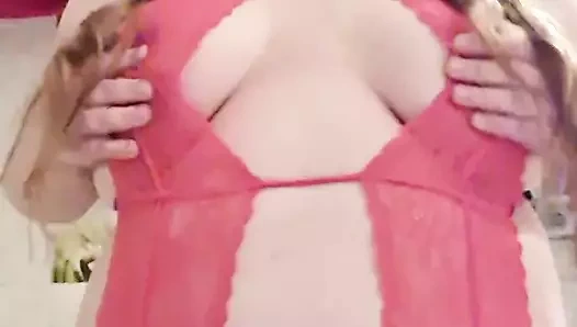 Fette BBW in roten Dessous zeigt ihre Haengetitten