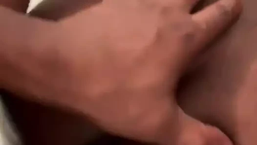 Seksi genç kız arkadan amına boşalıyor