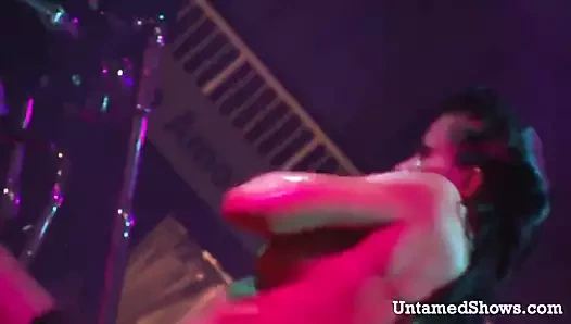 Yaramaz esmer dans ediyor ve elbiselerinden kurtuluyor