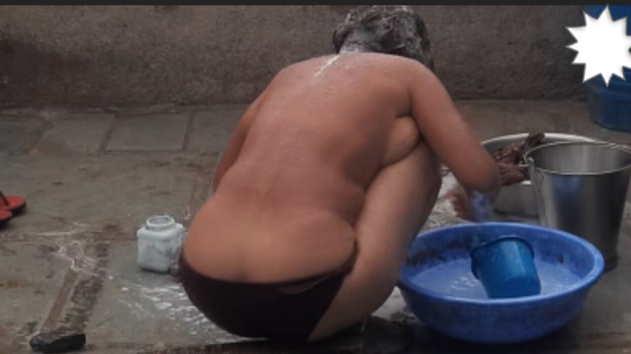 Kayınbiraderimin üvey kız kardeşi evimdeki açık banyoda kırmızı taytla çıplak banyo yapıyor