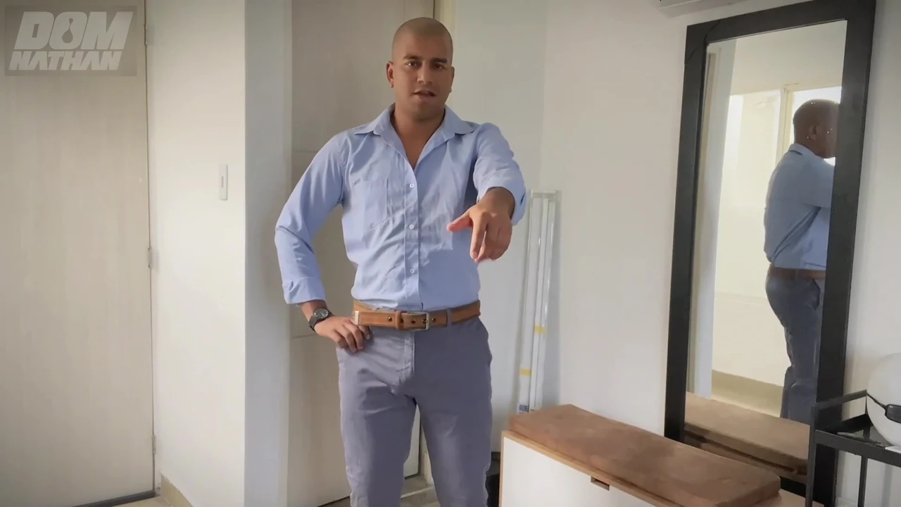 Chủ nhà đến để thu thập tiền thuê nhà và đụ bạn vì người nghèo