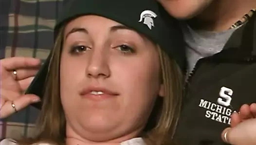 Güzel küçük memeli seksi beyaz sürtük sert domaltmalı amcık sikişiyor