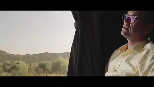 Emma de caunes  se fait sucer les seins dans the idyll