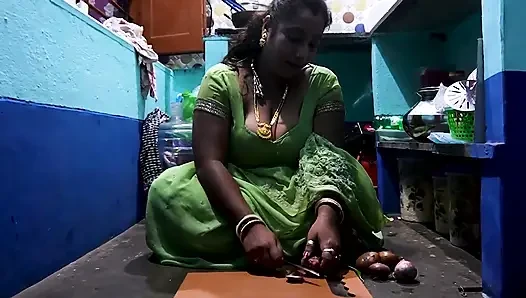 Seksi mallu büyük memeli yenge evde iş yapıyor - deborji onu görünce kendini kontrol altına alamıyor