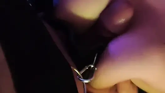 Baskın ve sapık bir elle muamele ve sakso, sahibesinin göğüslerine boşalıyor! Büyük memelere boşalma!