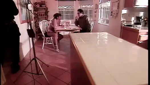 Gözlüklü adam esmer orta yaşlı seksi kadın porno efsanesi Teri Weigel tarafından sikiliyor
