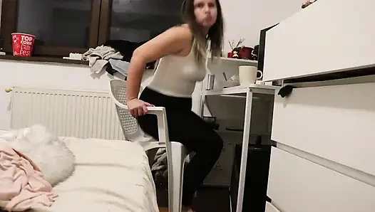 Masamda yemek yerken osuruyor