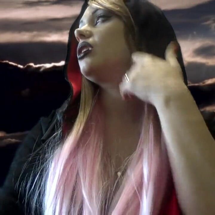 Evil Giantess vampir minik vücudunda biraz daha delik açacak