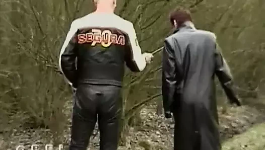 Domine maskeli kadın cezalandırılıyor ve cezalandırıcısından sikiliyor