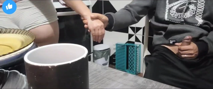 Üvey baba üvey kızının bulaşıkları yıkadığını görünce riskli bir mastürbasyon yapıyor