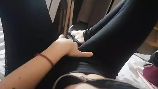 Ev striptiz içinde deri siyah yakın yukarı meme ve kedi orgazm