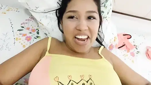 New York'lu ateşli 18 yaşındaki üvey kız kardeşim televizyon izlerken yatağıma giriyor